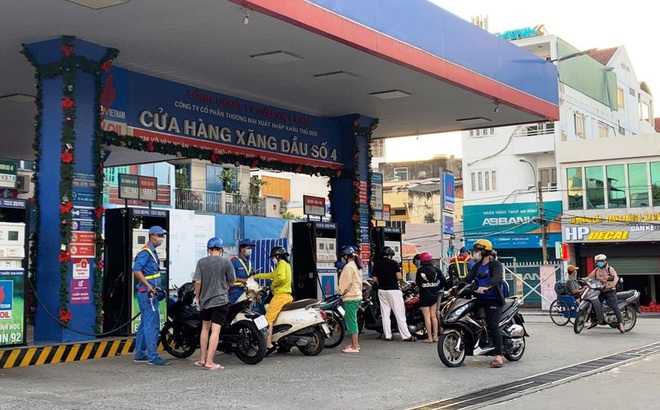 N&oacute;ng: Từ 15h chiều nay, xăng tăng mạnh sau 3 lần giảm gi&aacute; - Ảnh 1.