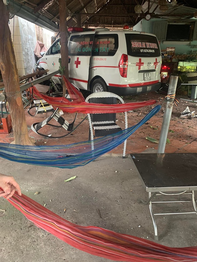 Clip xe cứu thương lao sập nh&agrave; d&acirc;n, một người gục tại chỗ, hiện trường tan hoang - Ảnh 2.