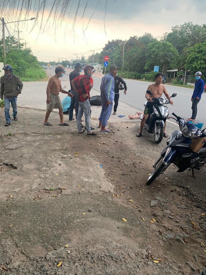 Clip xe cứu thương lao sập nh&agrave; d&acirc;n, một người gục tại chỗ, hiện trường tan hoang - Ảnh 3.