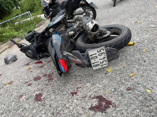 Clip xe cứu thương lao sập nh&agrave; d&acirc;n, một người gục tại chỗ, hiện trường tan hoang - Ảnh 4.