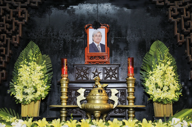 Tang lễ nhạc sĩ Vũ Cẩm: Thanh Lam, Tấn Minh v&agrave; d&agrave;n sao đến tiễn biệt, Quang H&agrave; kh&oacute;c nấc lo hậu sự cho bố - Ảnh 11.