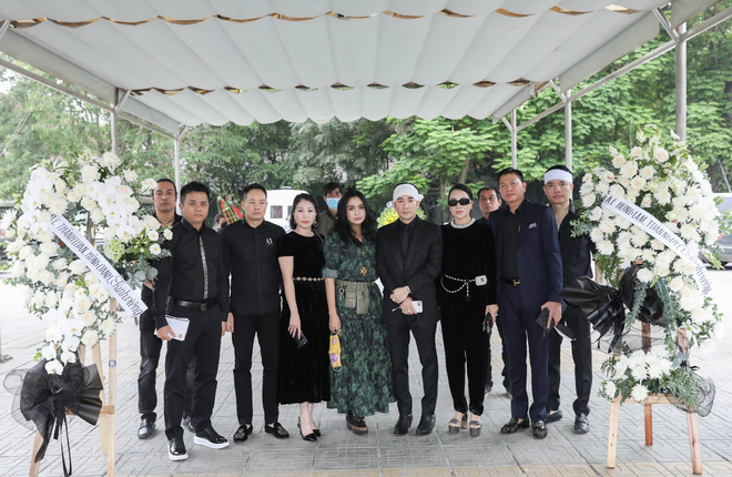 Tang lễ nhạc sĩ Vũ Cẩm: Thanh Lam, Tấn Minh v&agrave; d&agrave;n sao đến tiễn biệt, Quang H&agrave; kh&oacute;c nấc lo hậu sự cho bố - Ảnh 10.