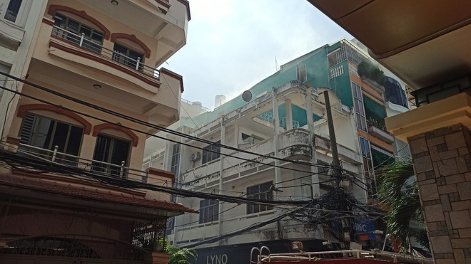 TP.HCM: Ch&aacute;y lớn trong nh&agrave; trọ ở cư x&aacute; Bắc Hải, nhiều người mắc kẹt được giải cứu - Ảnh 2.