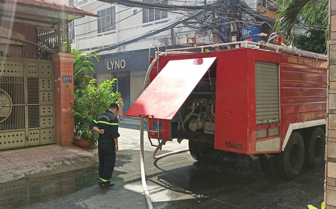 TP.HCM: Ch&aacute;y lớn trong nh&agrave; trọ ở cư x&aacute; Bắc Hải, nhiều người mắc kẹt được giải cứu - Ảnh 1.