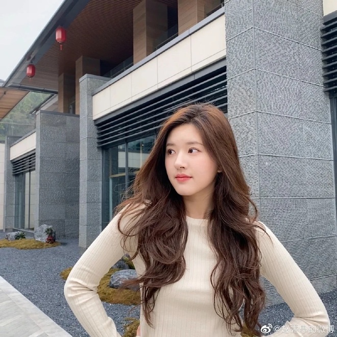 Mỹ nh&acirc;n tr&agrave; xanh Triệu Lộ Tư c&oacute; 5 chi&ecirc;u dưỡng t&oacute;c bồng bềnh d&agrave;y mượt khiến ai cũng phải ghen tị - Ảnh 3.