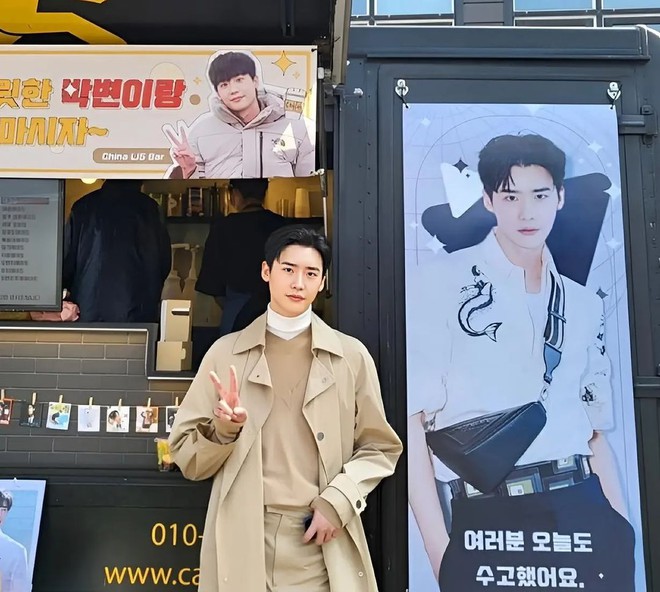 Lee Jong Suk xả hàng loạt tạo hình phim mới: Chỉ hậu trường thôi mà visual - thời trang đã đẹp ngất người rồi! - Ảnh 4.