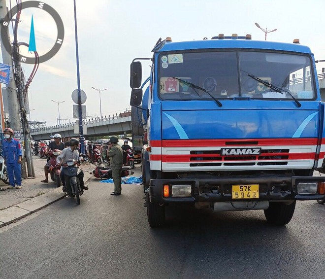 TP.HCM: Chở con đi học về, nữ hiệu trưởng trường mầm non bị xe bồn cán tử vong thương tâm - Ảnh 1.