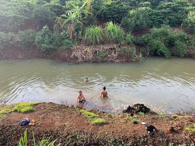 Nh&oacute;i l&ograve;ng h&igrave;nh ảnh cha mẹ đau đớn &ocirc;m thi thể con trai bị chết đuối - Ảnh 1.
