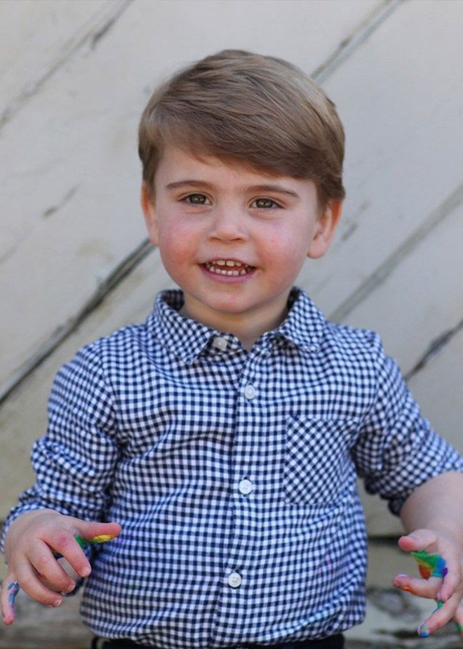 Công nương Kate tung ảnh mới mừng con trai Louis tròn 4 tuổi, diện mạo của tiểu hoàng tử làm bùng nổ MXH - Ảnh 6.