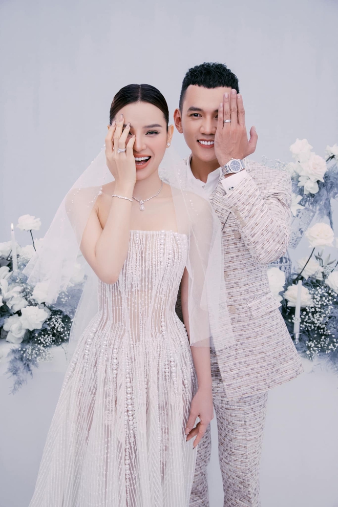L&yacute; B&igrave;nh tung ảnh cưới xịn x&ograve; trước thềm h&ocirc;n lễ, để lộ 1 m&oacute;n đồ đặc biệt với b&agrave; x&atilde; Phương Trinh Jolie - Ảnh 2.