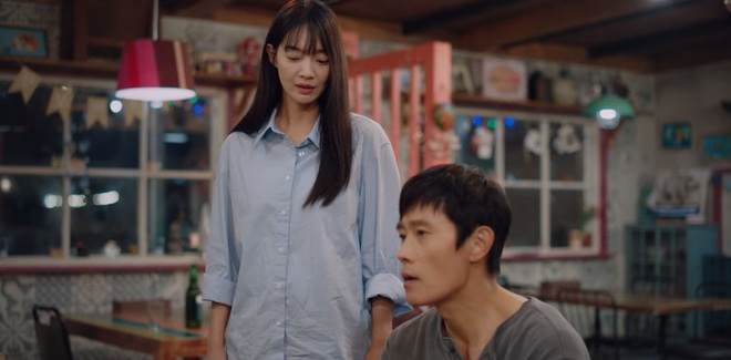 Vừa mới thấy Woo Bin tình tứ bên gái lạ, Shin Min Ah đã gieo mình xuống biển ở Our Blues tập 6? - Ảnh 6.
