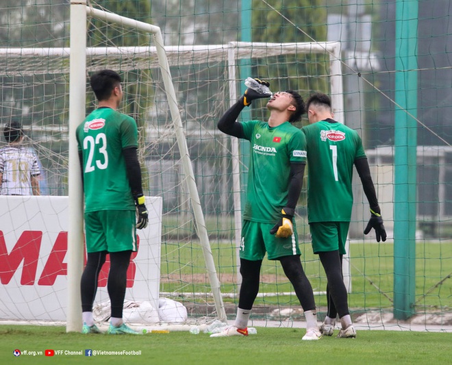 Thủ môn U23 Việt Nam méo mặt với bài tập chuẩn bị cho SEA Games 31 - Ảnh 2.