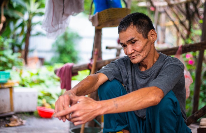 Cựu chiến binh sống trong lều hoang: Dùng đèn dầu thắp sáng, nhặt ve chai nuôi vợ tâm thần - Ảnh 6.