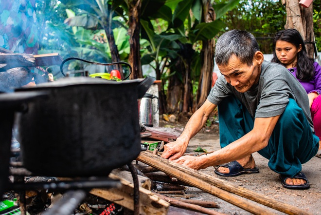 Cựu chiến binh sống trong lều hoang: Dùng đèn dầu thắp sáng, nhặt ve chai nuôi vợ tâm thần - Ảnh 3.