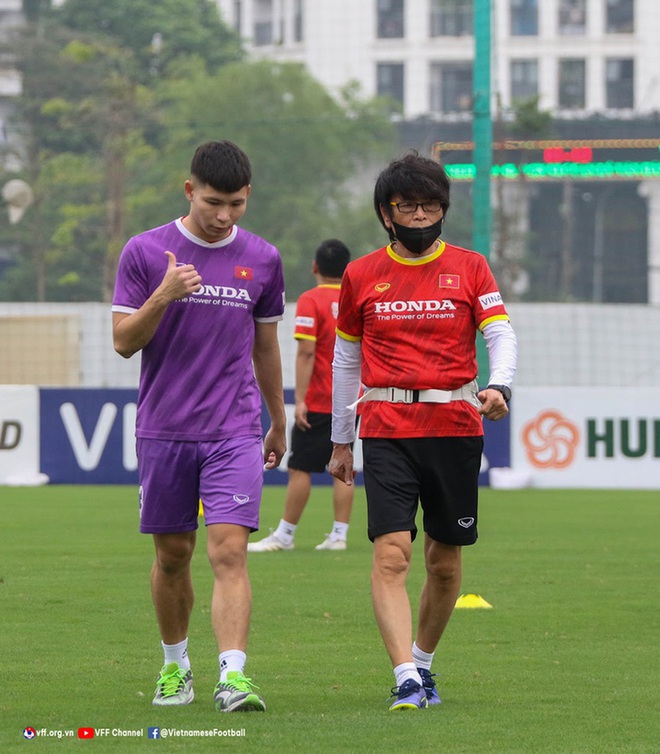 Thủ m&ocirc;n U23 Việt Nam m&eacute;o mặt với b&agrave;i tập chuẩn bị cho SEA Games 31 - Ảnh 5.