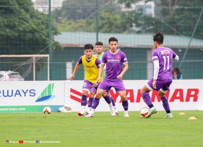 Thủ m&ocirc;n U23 Việt Nam m&eacute;o mặt với b&agrave;i tập chuẩn bị cho SEA Games 31 - Ảnh 7.