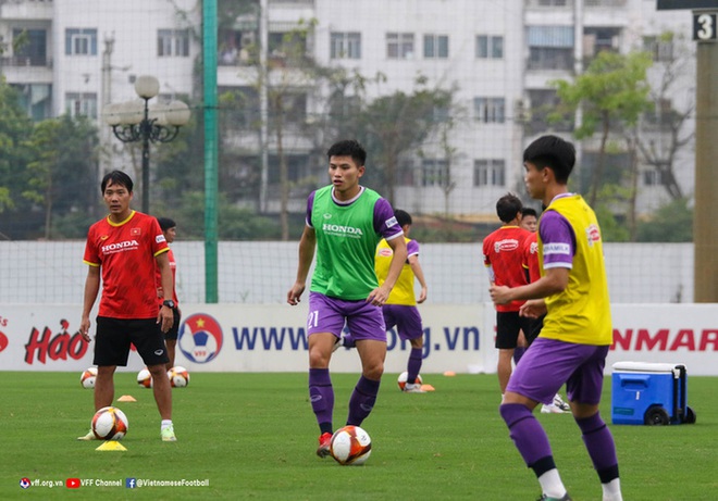 Thủ môn U23 Việt Nam méo mặt với bài tập chuẩn bị cho SEA Games 31 - Ảnh 8.