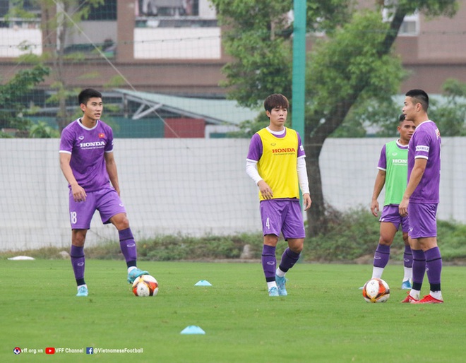Thủ môn U23 Việt Nam méo mặt với bài tập chuẩn bị cho SEA Games 31 - Ảnh 9.