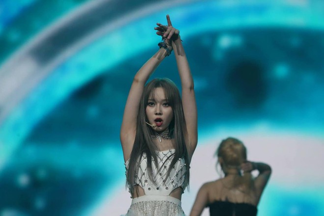 aespa và loạt ảnh cực hiếm ở Coachella 2022: Visual đỉnh cao nhưng outfit như copy BLACKPINK? - Ảnh 9.