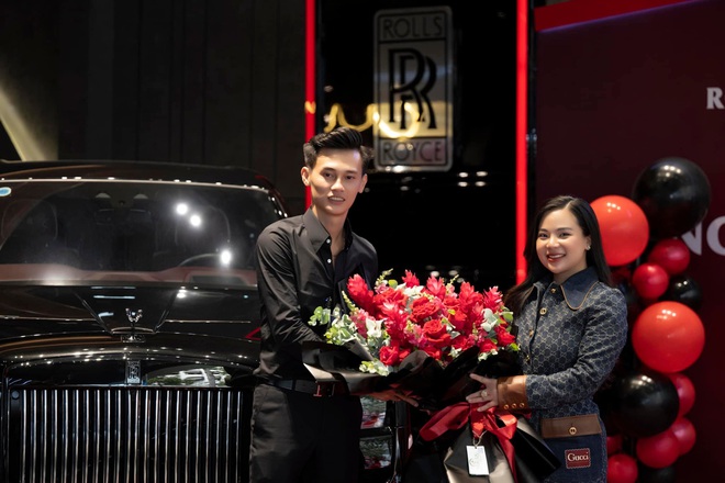 "Biệt thự di động" Rolls Royce Cullinan Black Badge khoảng 60 tỷ lăn bánh tại Việt Nam, danh tính nữ doanh nhân sở hữu gây bất ngờ - Ảnh 2.