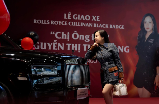 "Biệt thự di động" Rolls Royce Cullinan Black Badge khoảng 60 tỷ lăn bánh tại Việt Nam, danh tính nữ doanh nhân sở hữu gây bất ngờ - Ảnh 2.