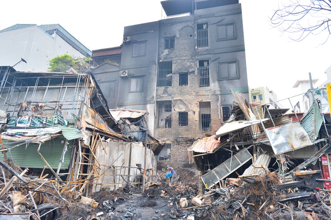 Hà Nội: Cận cảnh hiện trường đổ nát sau vụ cháy 10 nhà dân lúc rạng sáng - Ảnh 2.