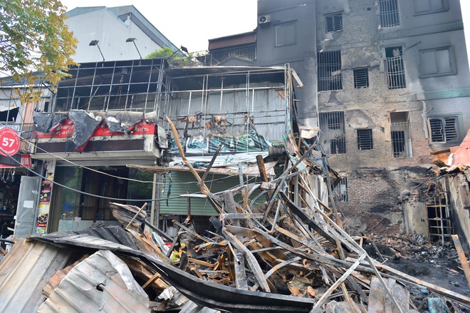 Hà Nội: Cận cảnh hiện trường đổ nát sau vụ cháy 10 nhà dân lúc rạng sáng - Ảnh 3.