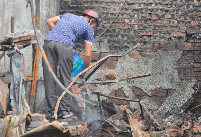 Hà Nội: Cận cảnh hiện trường đổ nát sau vụ cháy 10 nhà dân lúc rạng sáng - Ảnh 10.