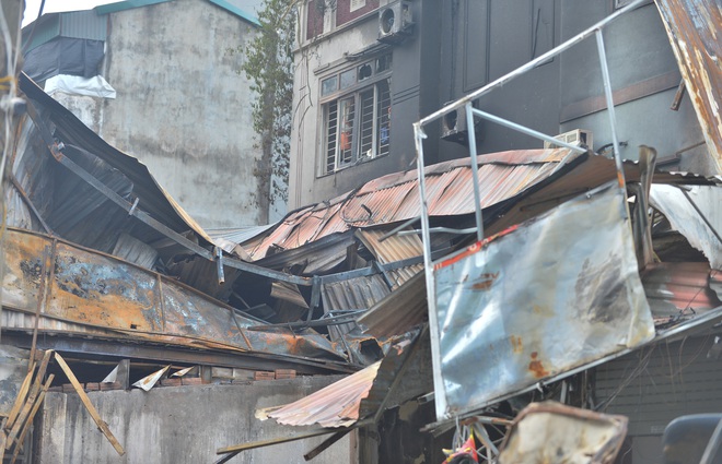 Hà Nội: Cận cảnh hiện trường đổ nát sau vụ cháy 10 nhà dân lúc rạng sáng - Ảnh 6.