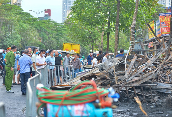 Hà Nội: Cận cảnh hiện trường đổ nát sau vụ cháy 10 nhà dân lúc rạng sáng - Ảnh 5.