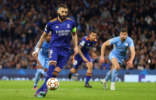 Benzema bị fan Man City chơi xấu trước pha đá pen táo bạo - Ảnh 2.