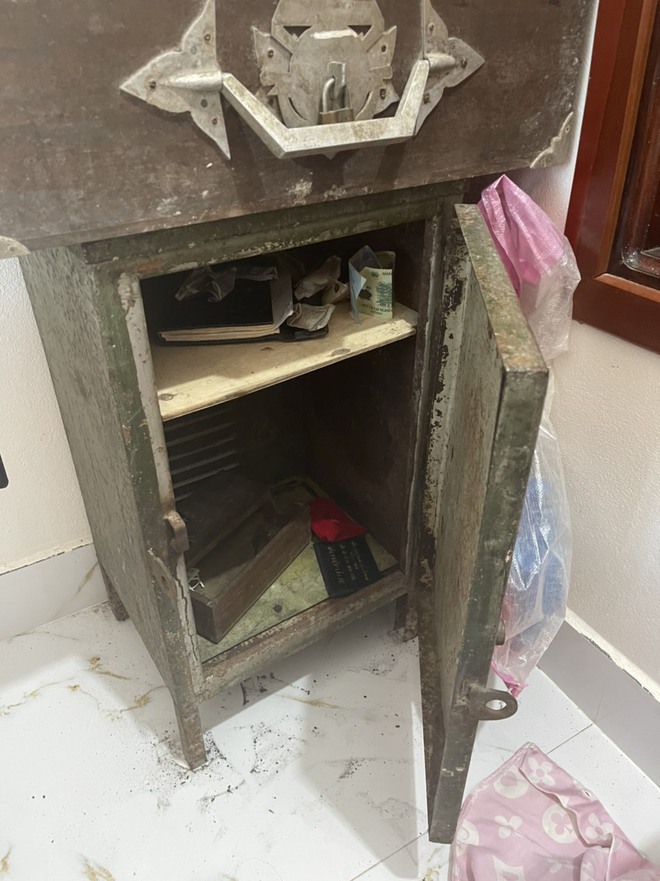Vụ trộm v&agrave;ng, 900 phong b&igrave; của ch&uacute; rể mới cưới: Ph&aacute;t hiện vết m&aacute;u ở gần cửa sổ - Ảnh 1.