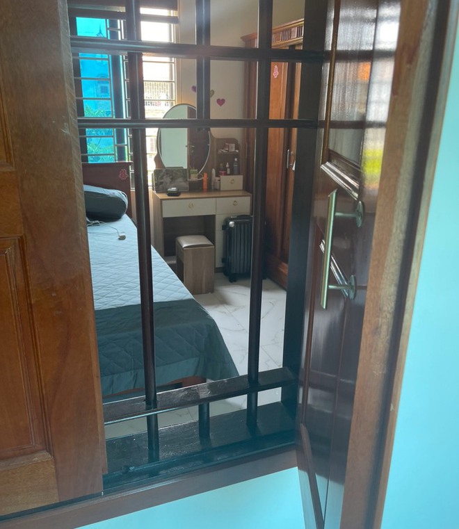 Vụ trộm v&agrave;ng, 900 phong b&igrave; của ch&uacute; rể mới cưới: Ph&aacute;t hiện vết m&aacute;u ở gần cửa sổ - Ảnh 2.