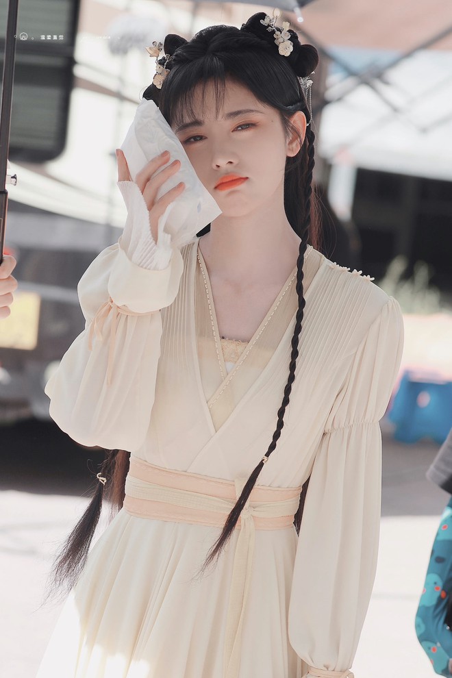 C&uacute;c Tịnh Y hẳn phải mệt lắm khi tr&ocirc;ng như bị y&ecirc;u nhền nhện giăng tơ đầy đầu, đến ch&iacute;nh chủ c&ograve;n xị mặt kh&ocirc;ng th&iacute;ch nữa m&agrave; - Ảnh 1.