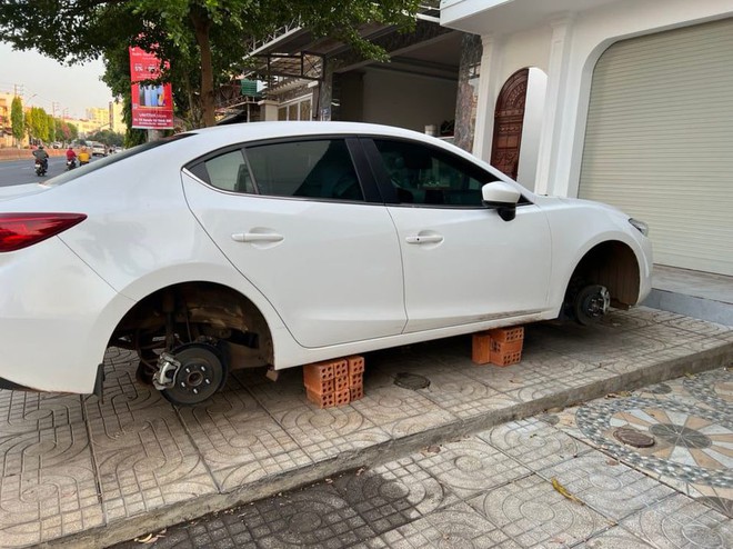 Đ&atilde; bắt được đối tượng th&aacute;o trộm 4 b&aacute;nh của chiếc xe Mazda 3 ở Đắk Lắk - Ảnh 2.