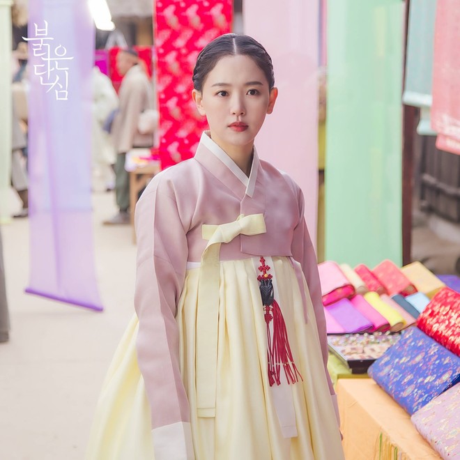 Mỹ nhân cổ trang xịn nhất phim Hàn 2022 đây rồi: Thần thái chuẩn mẫu nghi thiên hạ, lại có cả tủ Hanbok đẹp mê hồn - Ảnh 3.