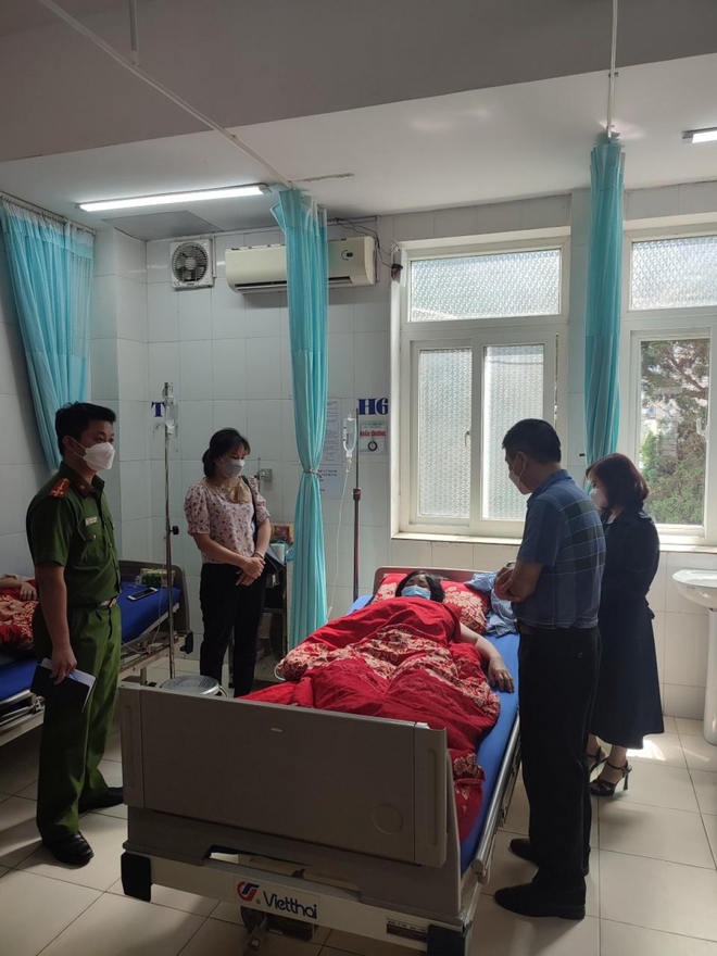 Vụ 5 nh&acirc;n vi&ecirc;n nhập viện v&igrave; ăn g&oacute;i b&aacute;nh nhặt được: Phạt kh&aacute;ch sạn 8 triệu đồng - Ảnh 1.