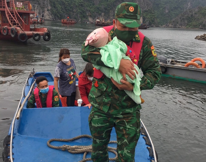 Hy hữu b&eacute; g&aacute;i 1 tuổi rơi xuống biển được cứu sống kịp thời - Ảnh 1.