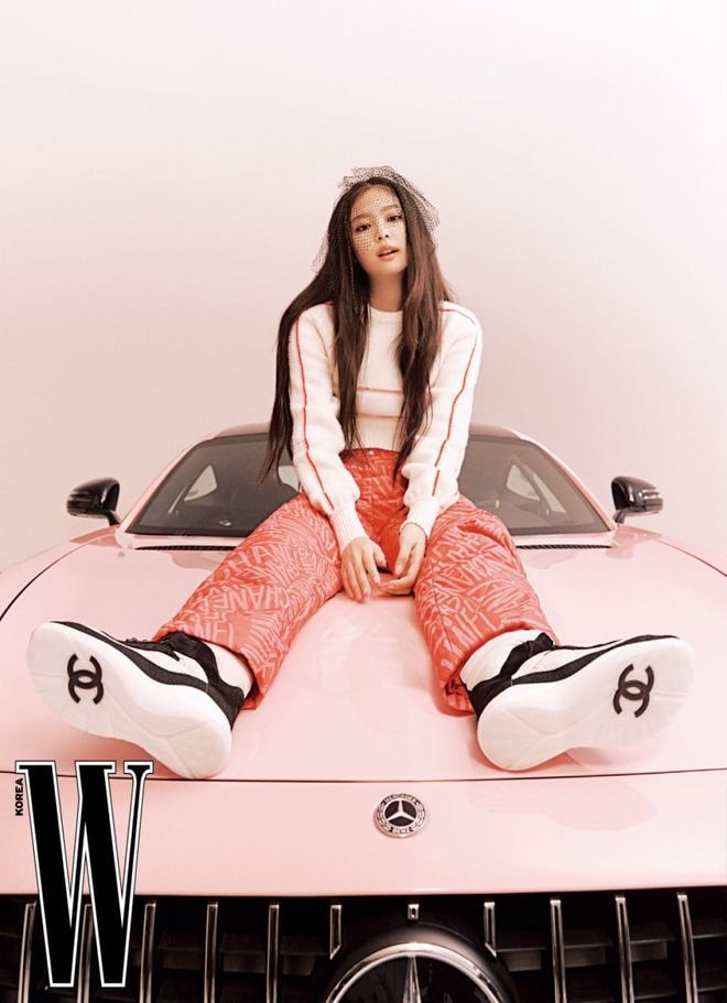 V (BTS), Jennie (BLACKPINK) v&agrave; những thần tượng được mệnh danh l&agrave; vũ kh&iacute; b&iacute; mật - Ảnh 2.