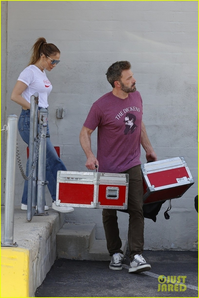 Jennifer Lopez lên đồ cá tính đi mua đồ cùng Ben Affleck - Ảnh 2.