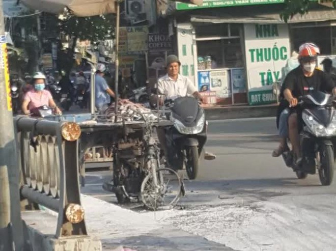 TP.HCM: Người b&aacute;n rau củ tự đốt xe khi gặp tổ c&ocirc;ng t&aacute;c - Ảnh 2.