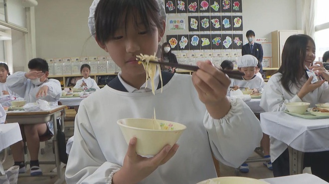 Bún bò Huế được đưa vào bữa trưa của các trường Tiểu học Nhật Bản, dân mạng đặt câu hỏi hình như thiếu một thứ quan trọng - Ảnh 1.