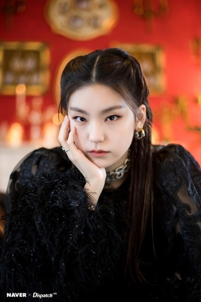 V (BTS), Jennie (BLACKPINK) v&agrave; những thần tượng được mệnh danh l&agrave; vũ kh&iacute; b&iacute; mật - Ảnh 3.