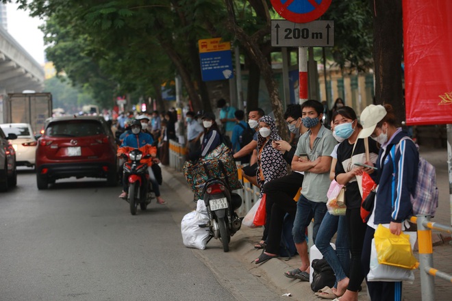 Người dân Hà Nội và Sài Gòn đổ xô về quê nghỉ lễ 30/4 - 1/5, mọi ngả đường ùn tắc kéo dài - Ảnh 10.