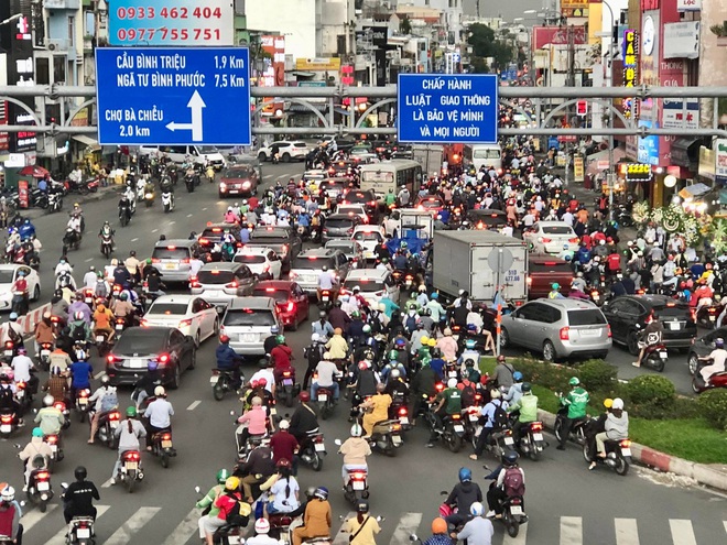 Người dân Hà Nội và Sài Gòn đổ xô về quê nghỉ lễ 30/4 - 1/5, mọi ngả đường ùn tắc kéo dài - Ảnh 31.