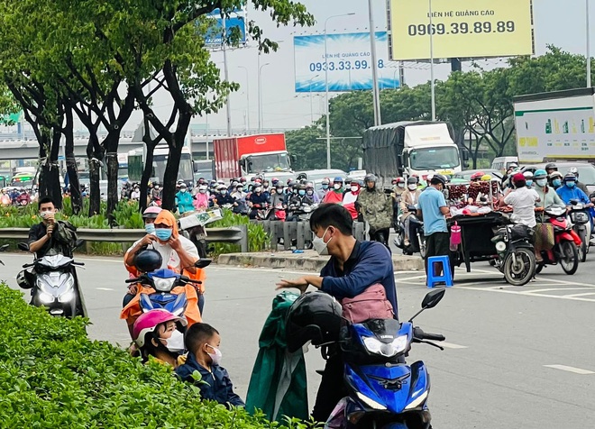 Người dân Hà Nội và Sài Gòn đổ xô về quê nghỉ lễ 30/4 - 1/5, mọi ngả đường ùn tắc kéo dài - Ảnh 30.
