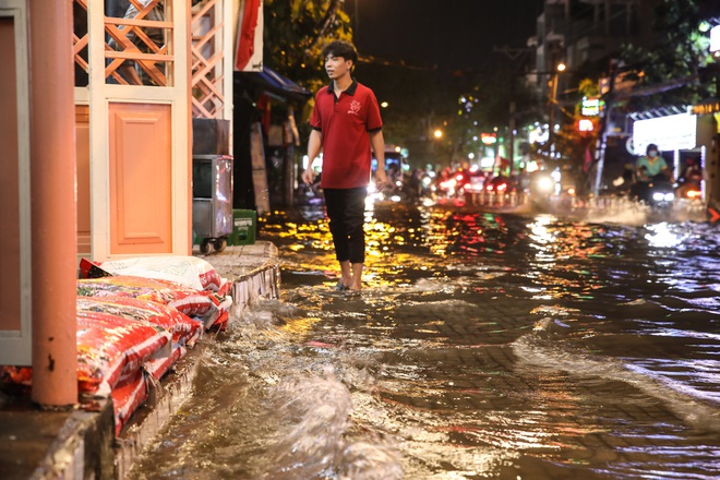 Mưa lớn kéo dài khiến nhiều tuyến đường tại TP.HCM ngập lụt - Ảnh 6.