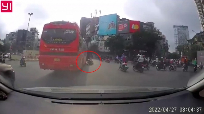 Vụ tai nạn thương t&acirc;m giữa xe SH v&agrave; xe kh&aacute;ch ở Kim M&atilde;: Nữ nạn nh&acirc;n mang thai, chỉ đi l&agrave;m 2 ng&agrave;y nữa l&agrave; nghỉ sinh - Ảnh 1.
