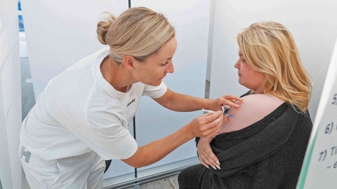 Quốc gia đầu ti&ecirc;n dừng chiến dịch ti&ecirc;m vaccine ngừa Covid-19 - Ảnh 1.