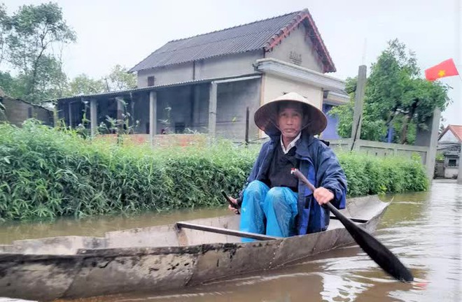 Đi xe máy trên đê khi mưa lũ, người phụ nữ rớt xuống sông tử vong - Ảnh 1.